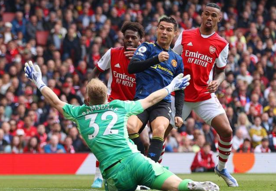 球迷围攻官博：快解散吧，没希望，C罗赶紧换队