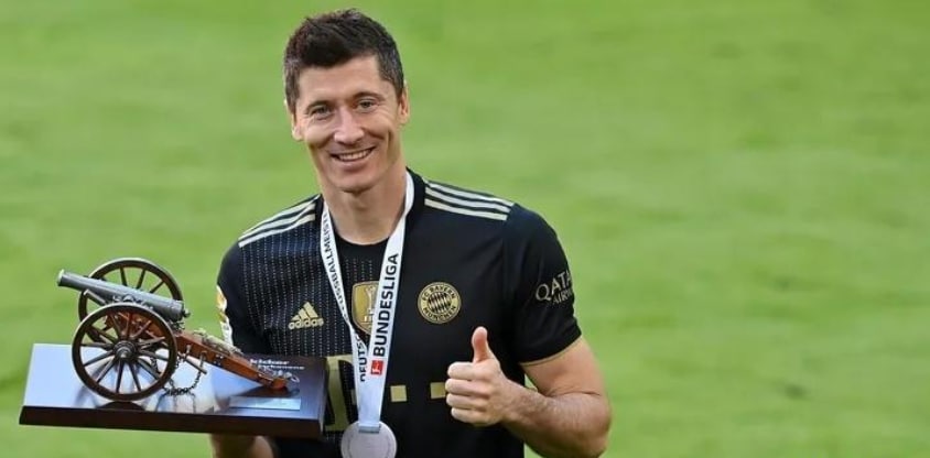 罗马诺：巴黎、曼联也对莱万感兴趣，但球员的首选一直是巴萨