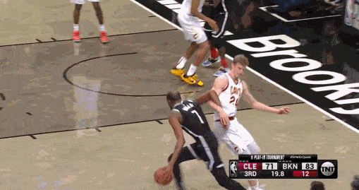 杜兰特11助攻3帽2断攻防一体 辅助整场关键时刻收割比赛 