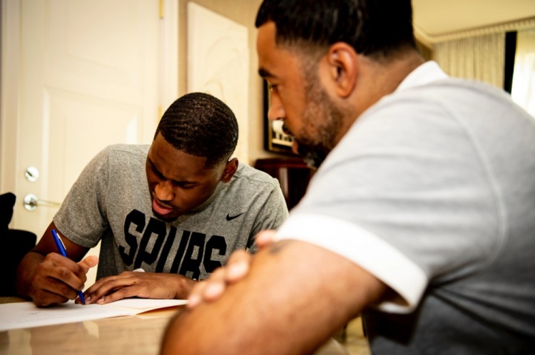 马刺官方：球队正式签约今年首轮20号秀马拉基-布兰汉姆