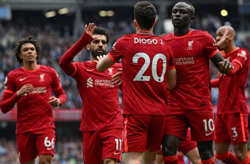 英超双红会大战一边倒，利物浦依靠萨拉赫的梅开二度