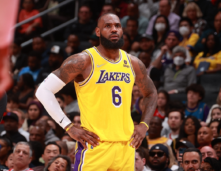 湖人确定无缘季后赛 詹姆斯有望拿下得分王 下场面对勇士是否出战