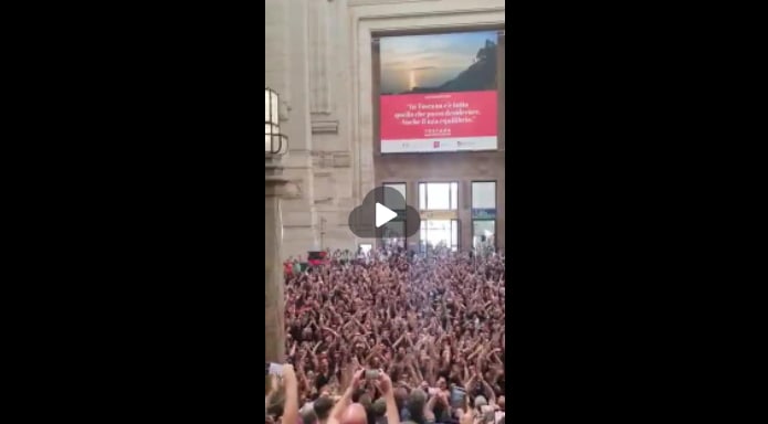 气氛拉满！米兰球迷在车站纵情高歌，准备前往萨索洛客场