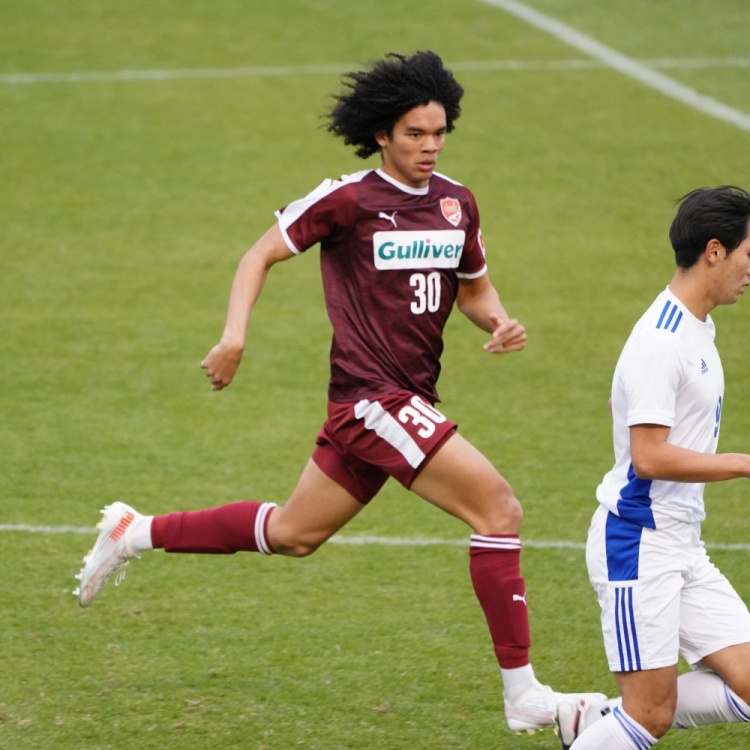 18岁美日混血中卫蔡斯-昂利正式加盟斯图加特U21队