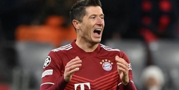 莱万经纪人购买了10件巴萨球衣，并在球衣上印上了莱万的名字