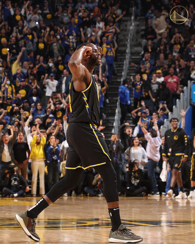 格林不满库里一幕曝光！对萌神一顿训话