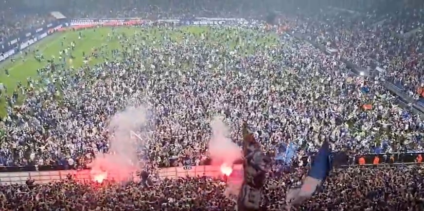 来感受下主场的热情！球迷冲入场庆祝沙尔克重返德甲