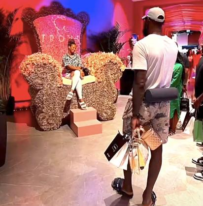 詹皇迪拜逛街购物 为爱妻拎包拍照无愧模范丈夫