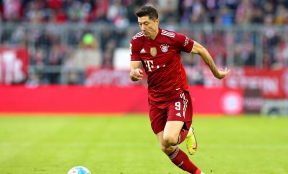 斯基拉：巴萨、巴黎均有意莱万，球员也在考虑申请离队