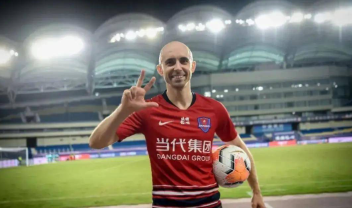 中超敲定一笔重要转会：36岁顶级前腰成功加盟新球队 