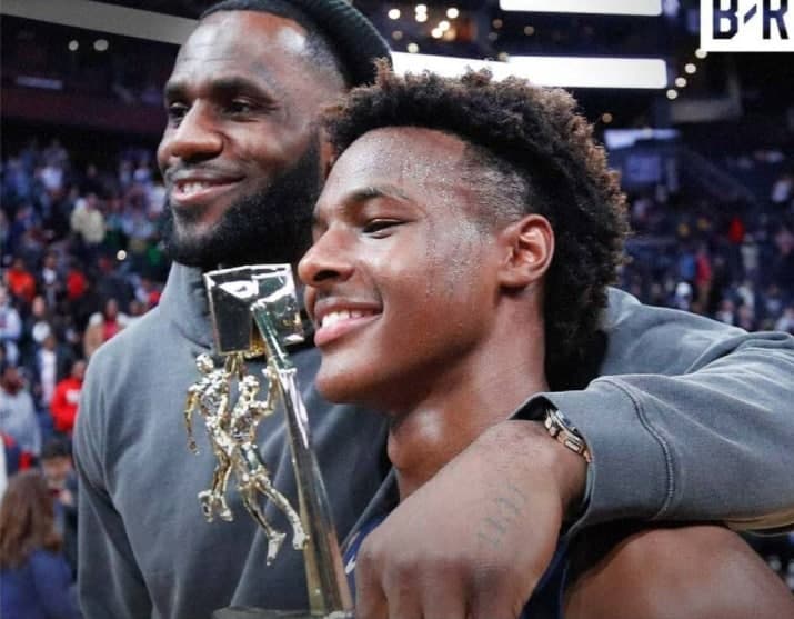 詹姆斯职业生涯最后一年将会和儿子布朗尼一起度过