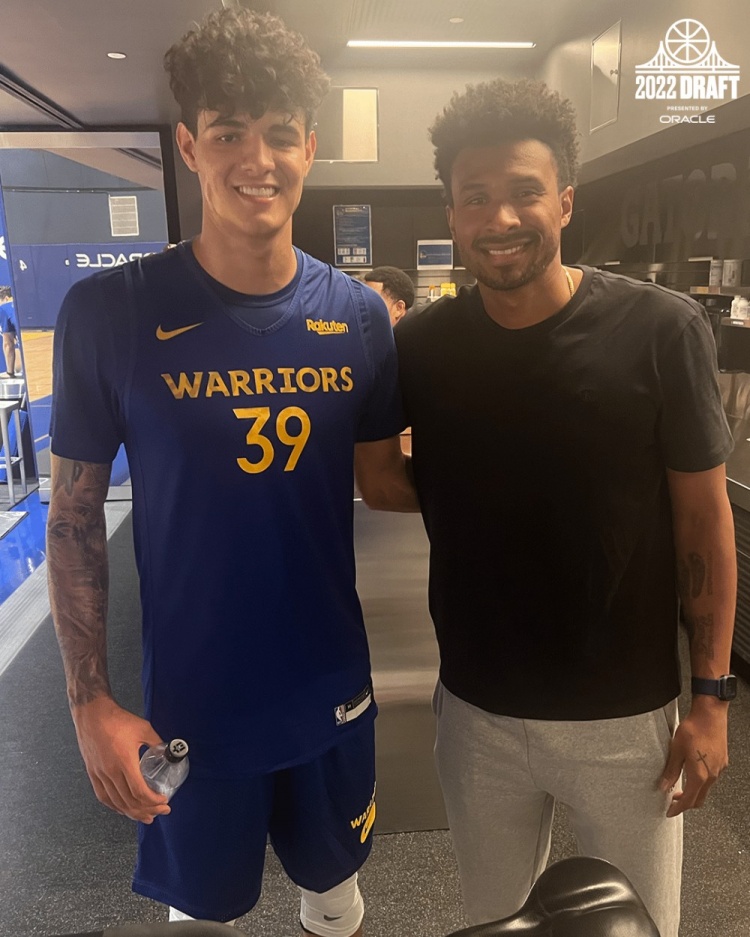 勇士新秀桑托斯谈巴博萨：他是我们那的大明星 他给了我很多帮助