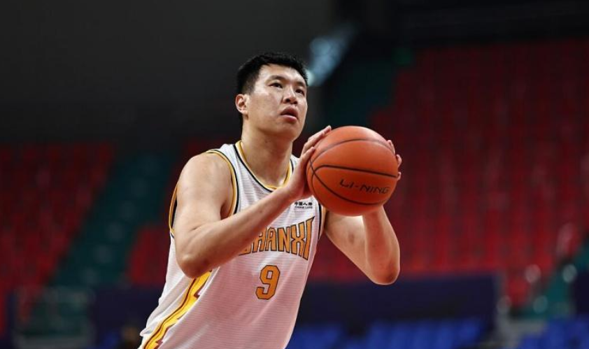 国内媒体：闫鹏飞希望转会寻求CBA夺冠机会 也不排除去海外打球