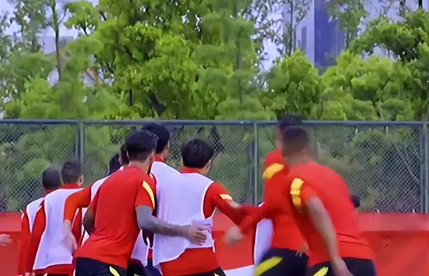 马德兴：国足12强赛表现不佳与赛前没踢1场国际热身赛有关！ 