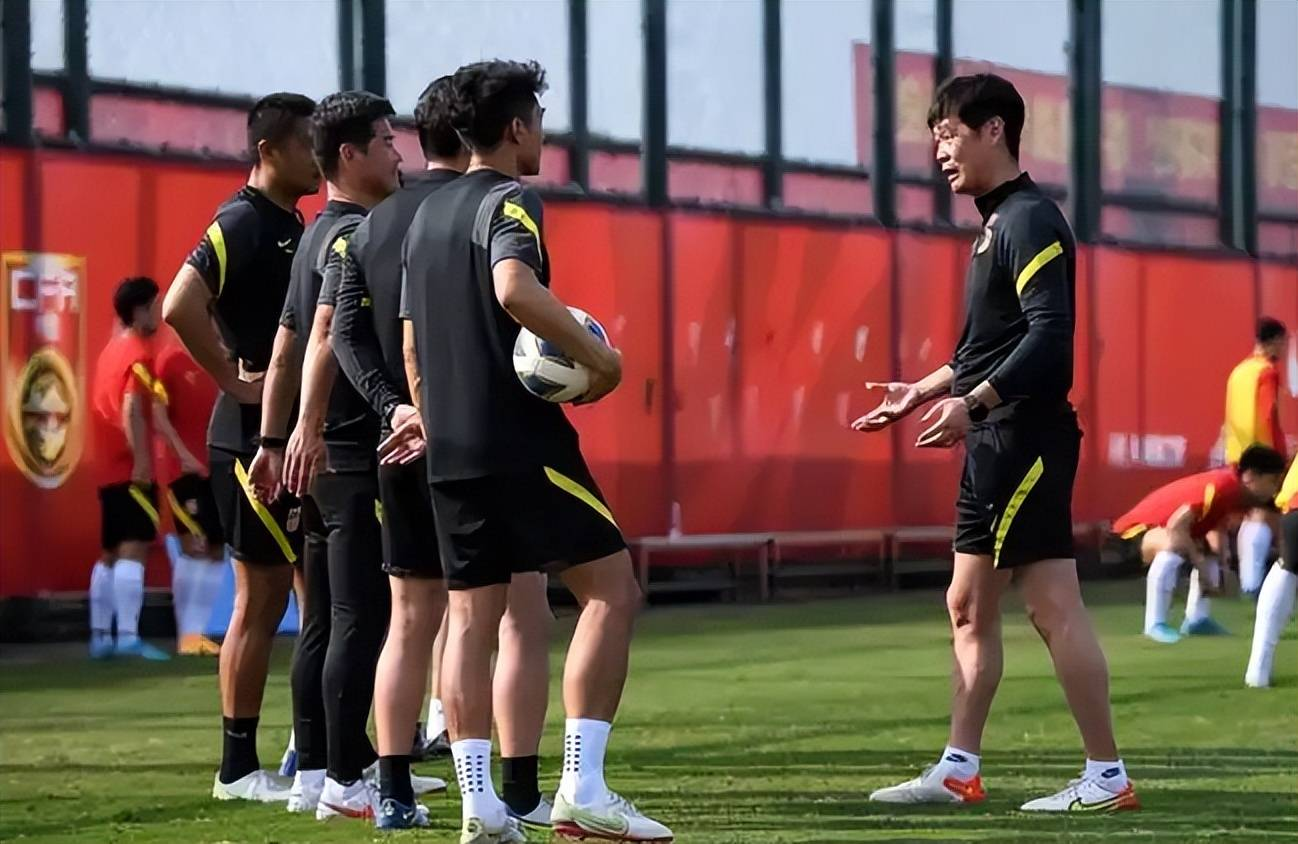 国足前任主帅摊牌，暗示球队失败在于足协，陈戌源放权或冲出亚洲 