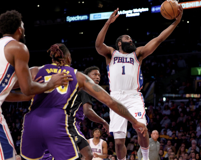 哈登突破被撞膝盖 第四节重返球场