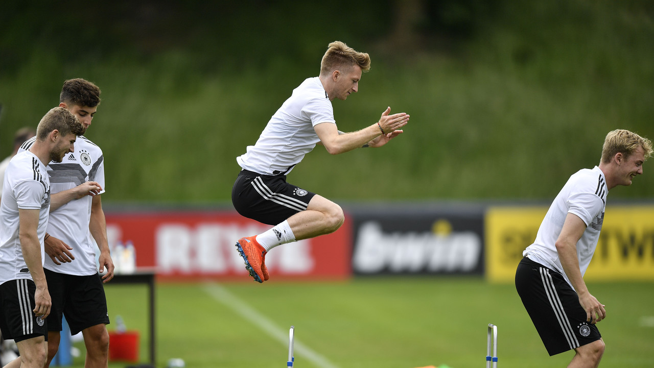 罗伊斯有轻微感染的迹象，他没有参加今天的德国队合练