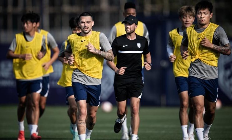 武汉三镇新援齐聚训练场，标王斯坦丘：没把自己看做超级球星