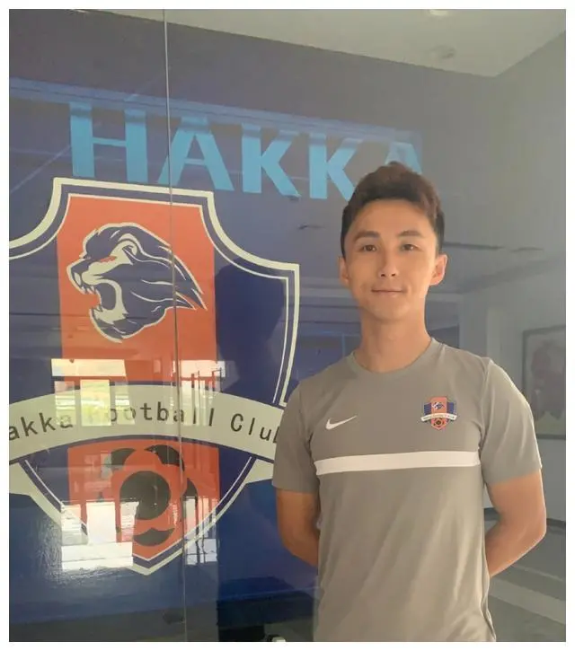 足球报：尹鸿博在比赛里进球后，向恩师曹阳鞠了一躬