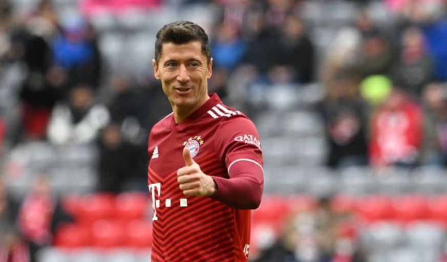 拜仁2400万高薪挽留莱万 3000万挖曼城大将