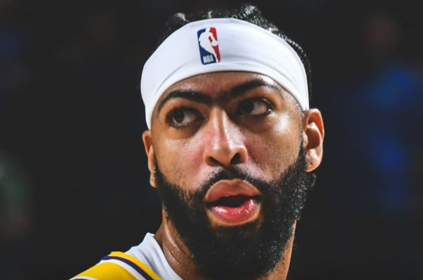 浓眉在常规赛中脚踝受伤，预计下周重新评估