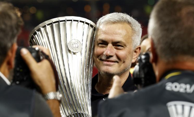 曼联球迷热议穆帅夺冠：他被低估了，下赛季欧联将带罗马战胜曼联