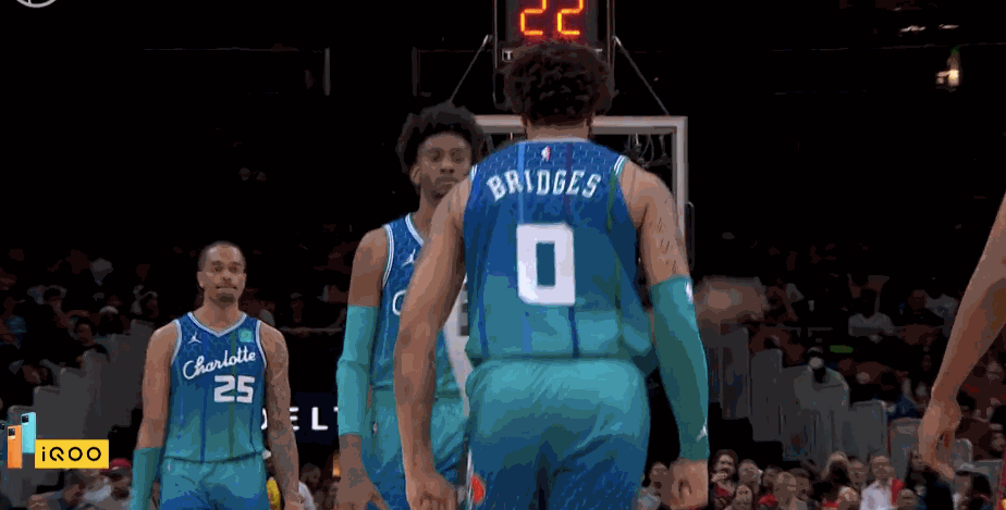 连吃技犯被驱逐！黄蜂大将输急眼怒吼裁判，离场要揍球迷险冲突