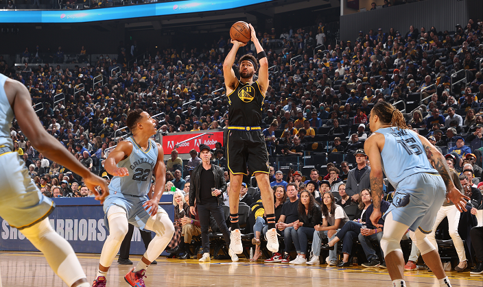 勇士三节全面领先30分打花灰熊 系列赛2-1领先 水花兄弟发挥出色