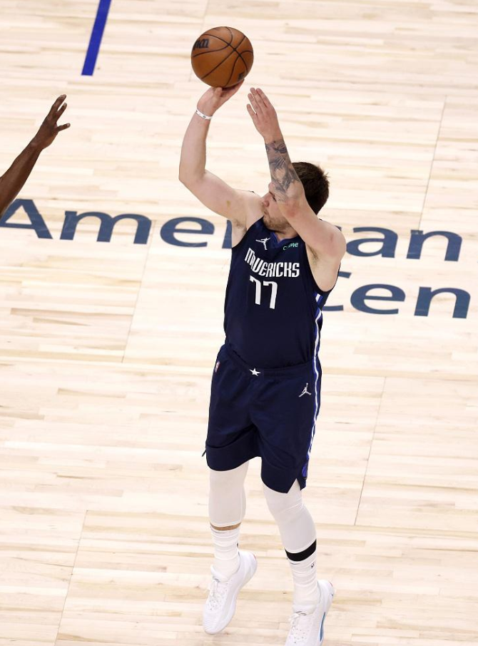 东契奇生涯第19次季后赛至少25分5助 24岁前仅次于詹姆斯&科比