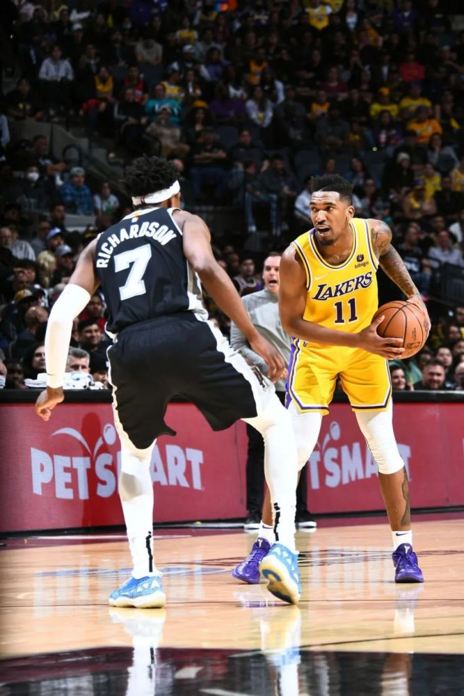 没有詹姆斯的湖人，安东尼在防守非常努力