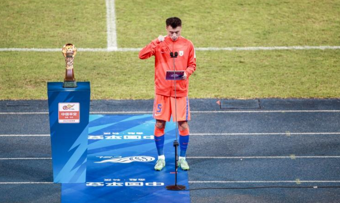 官方：郑铮报复性蹬踏对手，停赛4场+罚款4万