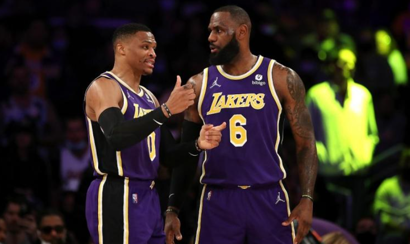 湖记：詹姆斯犹豫是否续约 交易威少&得到欧文有助于LBJ留在湖人