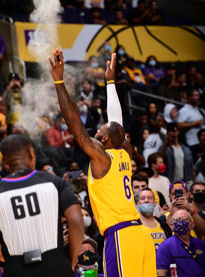 湖人官宣詹姆斯本赛季不再出战 放弃争夺得分王 表示下赛季追逐伟大