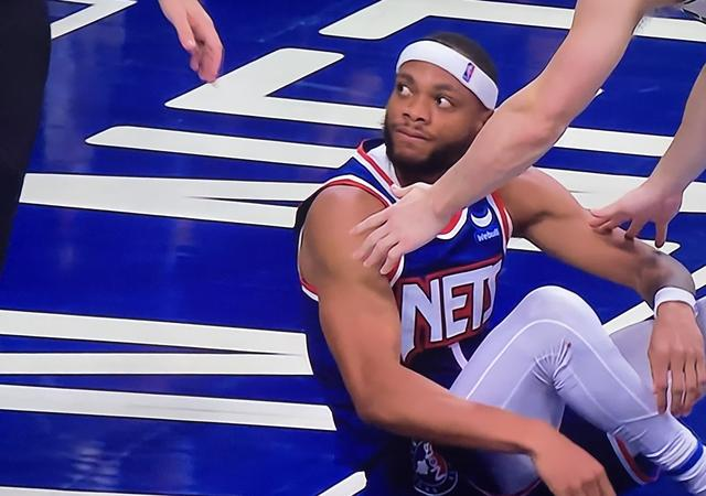 米德尔顿在空中拉拽布朗被判二级恶意犯规后驱逐