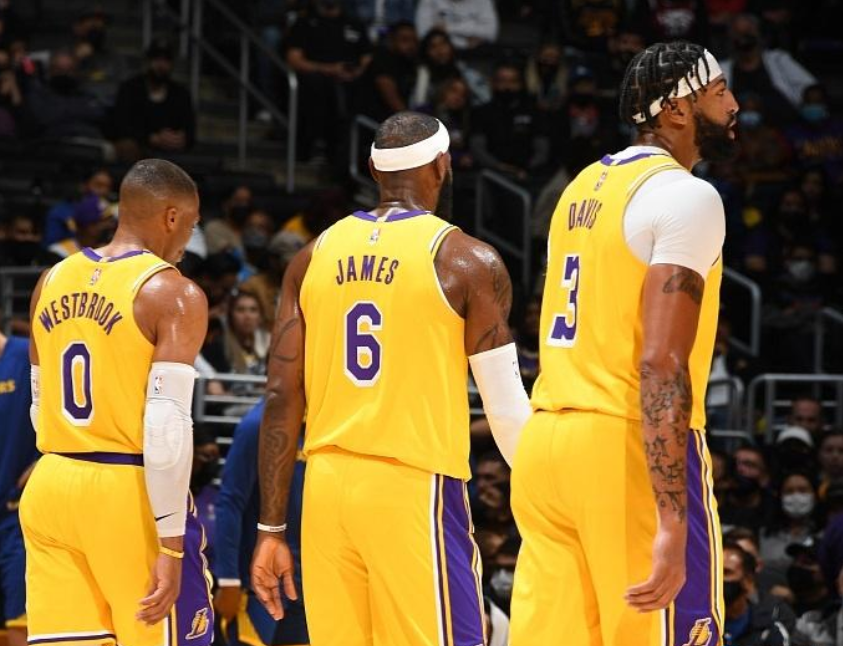 难顶！上赛季詹眉威同场时间为393分钟 湖人合计净负对手34分