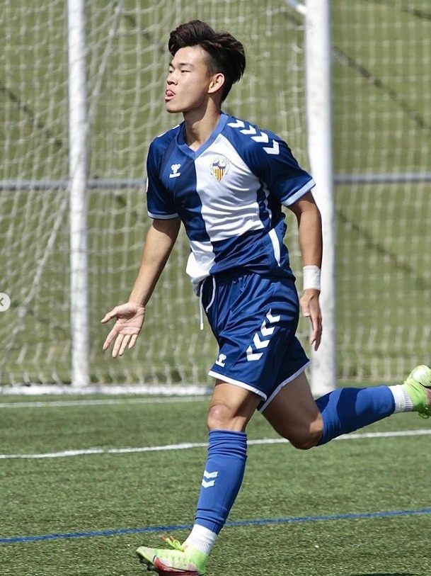 统计何小珂本赛季留洋数据：联赛出战15场，7次首发进4球