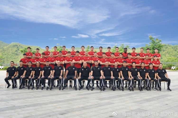 迎接首个中超赛季！梅州客家全员到齐发布新赛季全家福
