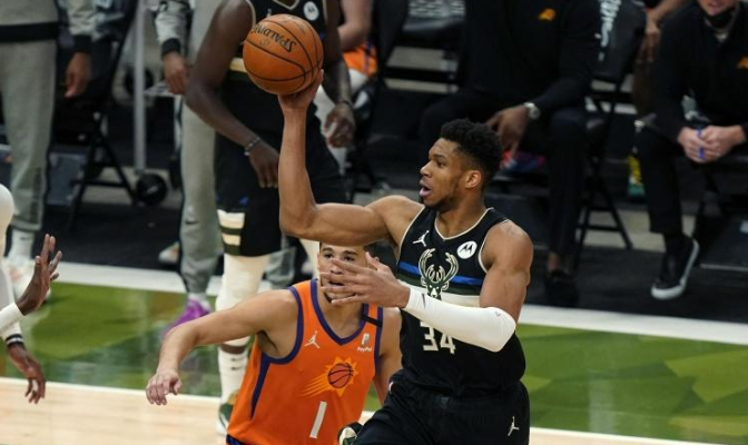 詹姆斯-琼斯：若我掌舵当时不会选布克 即使有下个字母哥我也不选