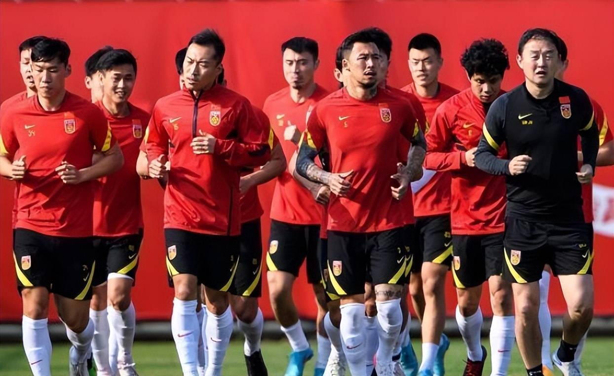 国足前主帅指点足协，陈戌源急需改错，教练团队贪图轻松 