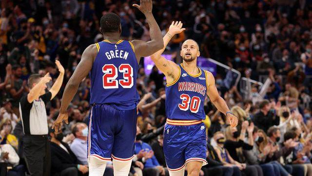 格林不满体系球员 库里大笑：我们三在一起无所不能