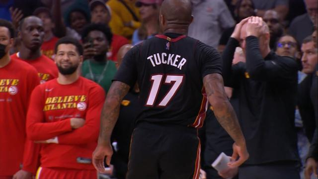 36岁塔克贴防杨上热搜 杨单节仅得3分