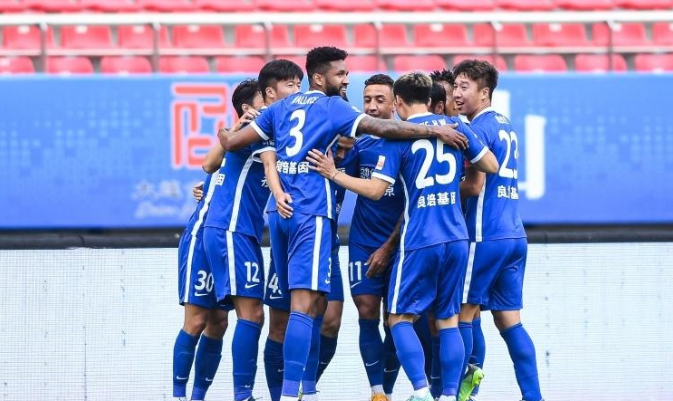 半场-斯坦丘任意球破门戴维森建功 武汉三镇2-0广州队