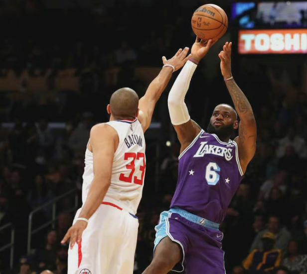 NBA直播：老詹最后一攻太犹豫 湖人要无缘季后赛？