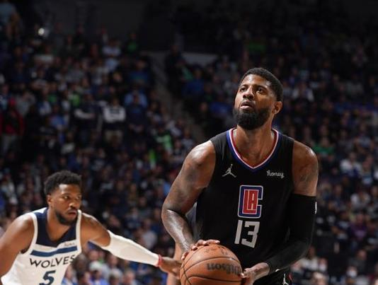 乔治空砍34+7+5 末节被对手疯狂包夹