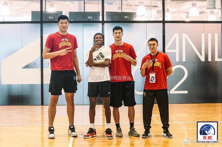 杰伦-格林拜访湾区翼龙 并与刘传兴朱松玮等人合照