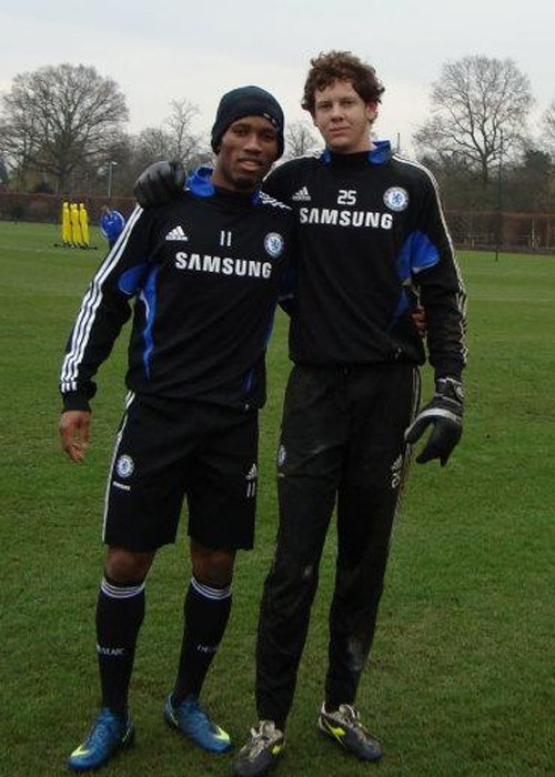 前切尔西门将取得拳坛生涯首胜，曾帮助德罗巴练习任意球