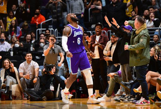 湖人主场击退奇才 老詹怒砍50分创常规赛纪录 球迷高喊mvp