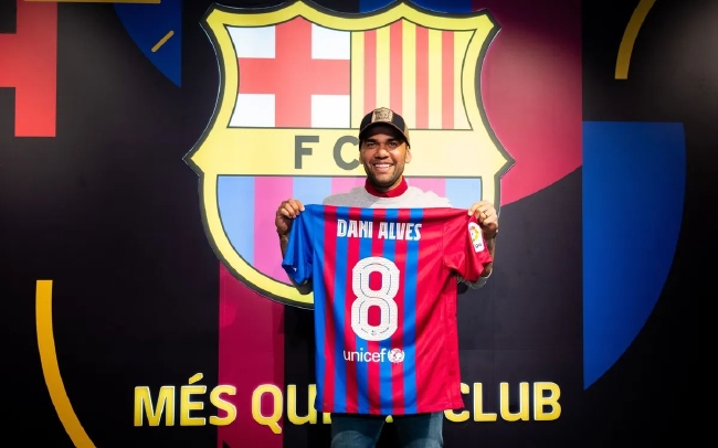 巴萨官宣阿尔维斯离队 回归后踢了17场比赛