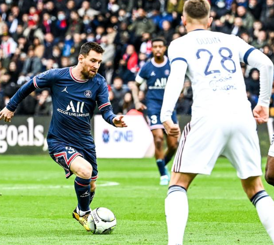 巴黎不放梅西！锁定博格巴、登贝莱