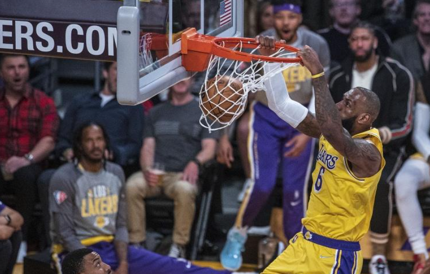 詹姆斯在35岁以上两次签下均薪3000万+新合同 历史首人